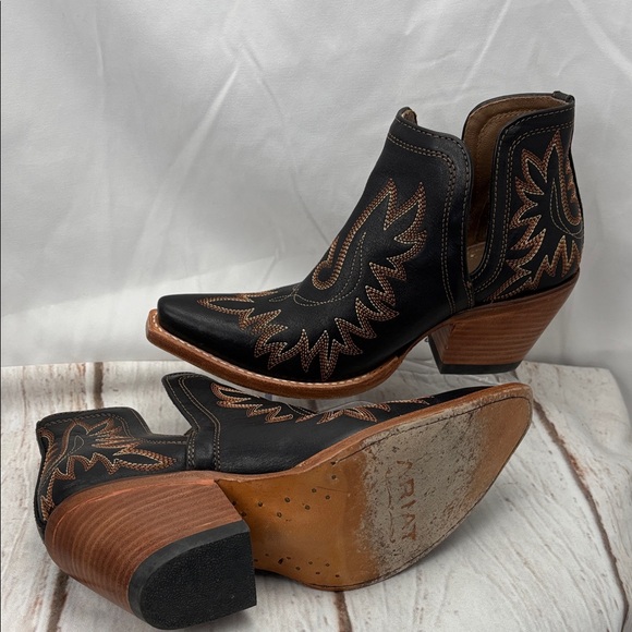 Ariat Shoes - Ariat Women’s Black and Brown Western Boots Sz5 In Gorgeous Condition #0201